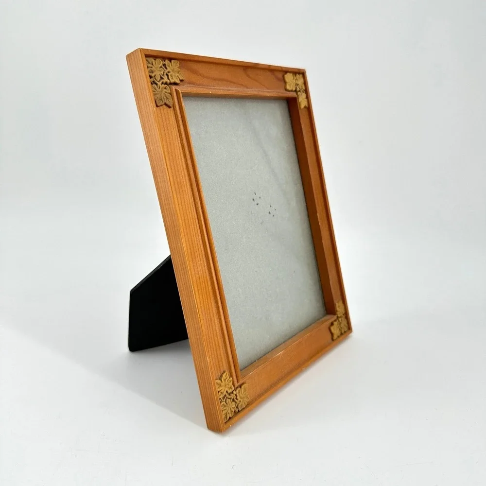 Wooden Photo 5x7 Frame with Ornate Corner Accents Tabletop Display Stand